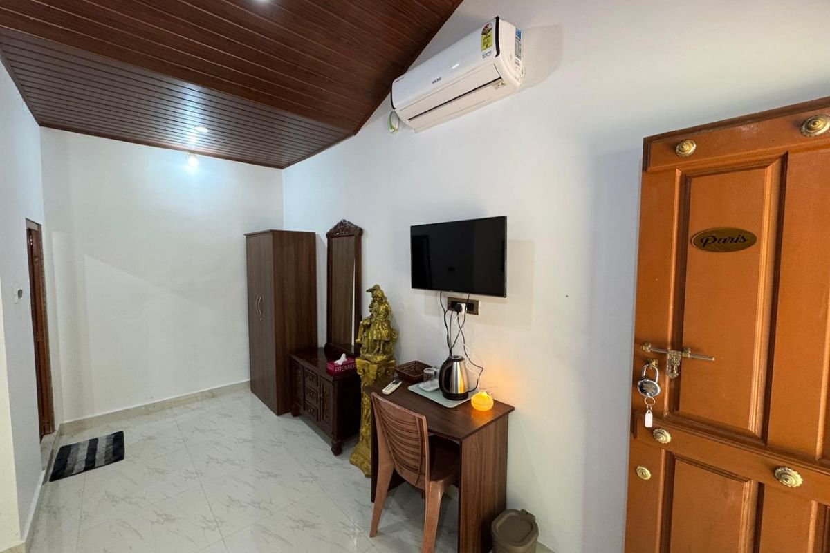 Room (Paris) With AC