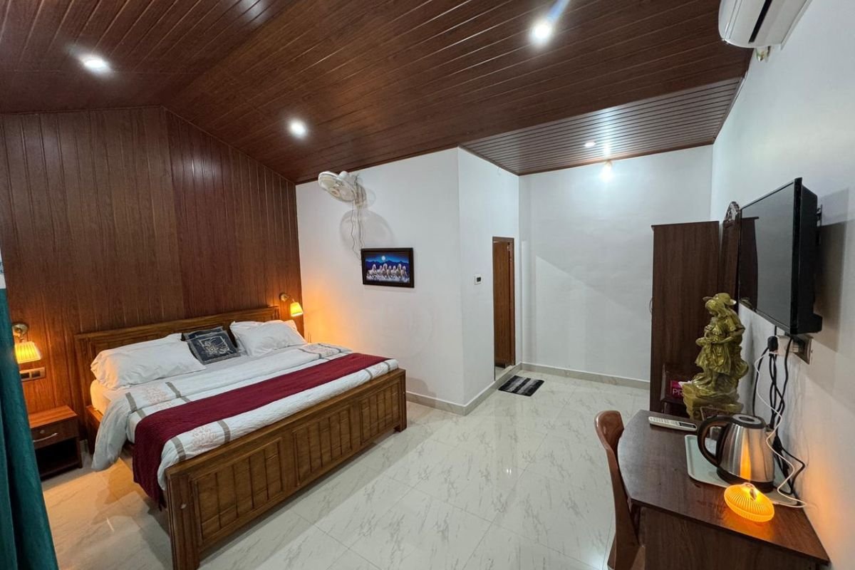 Room (Paris) With AC